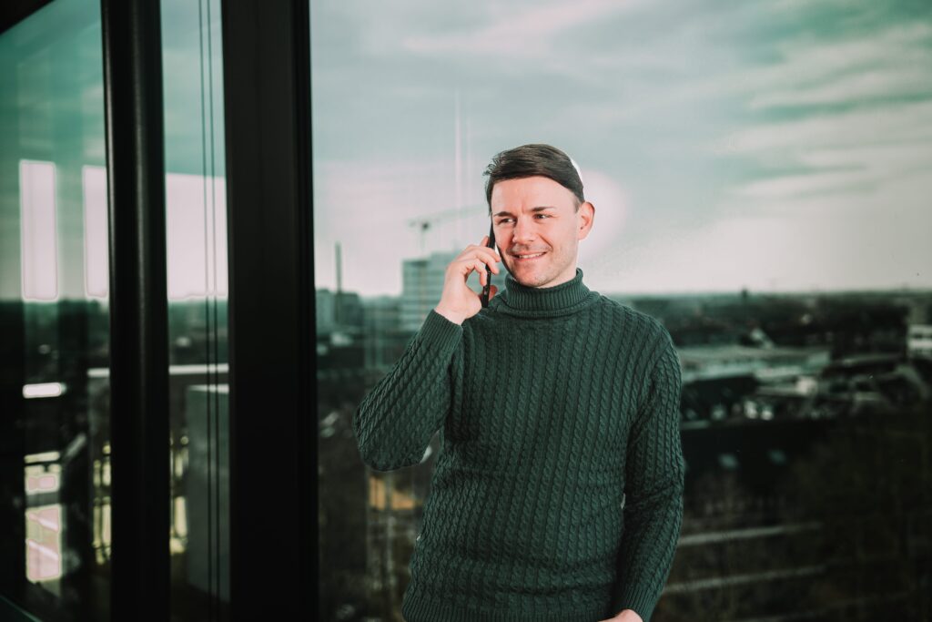 christian nerdsoftware telefonierend scaled